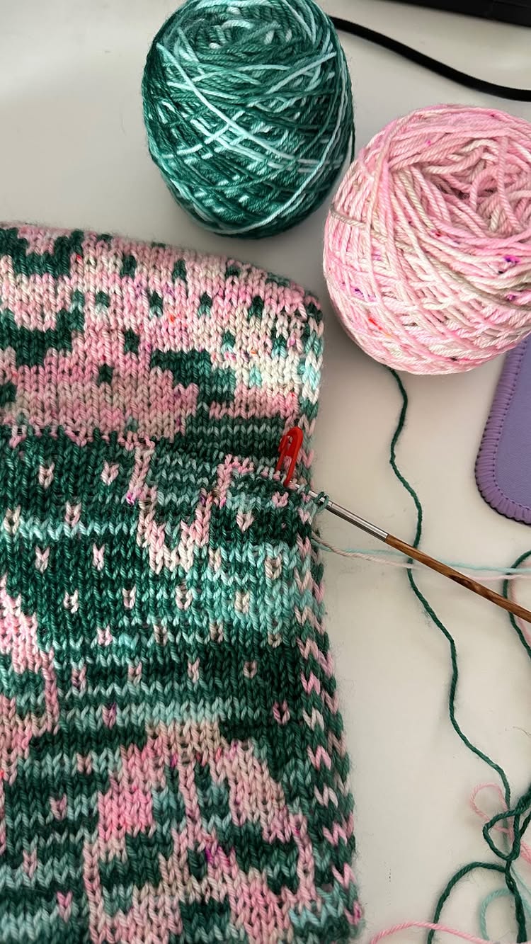The Slasher Triangle Scarf: Poltergeist Edition