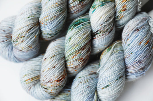 Merino Single Smoke yarn detail